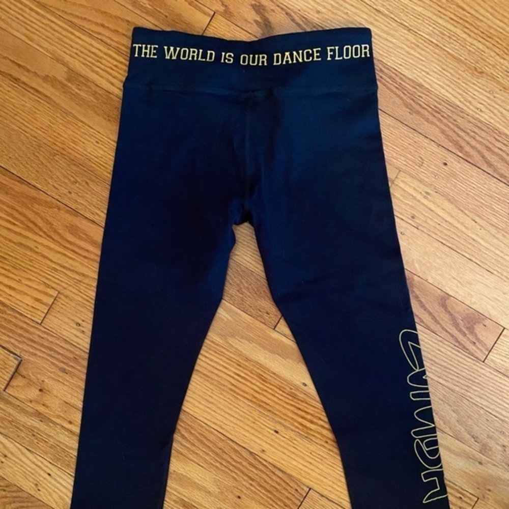 ZUMBA WEAR BLACK & GOLD CAPRIS SIZE EXTRA SMALL